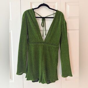 PrettyLittleThing Shimmering Green romper
Size 6

NWT

Smoke free home